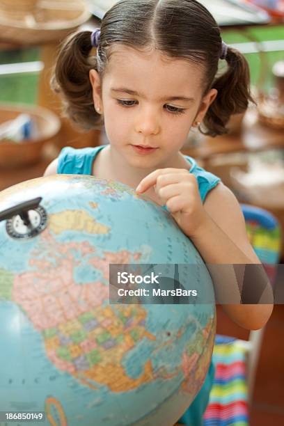 Parvulario Chica Con World Globe Foto de stock y más banco de imágenes de 2-3 años - 2-3 años, 4-5 años, Aprender