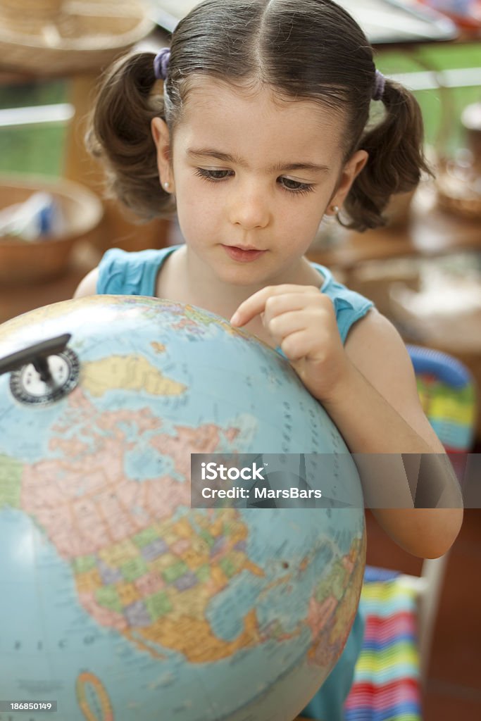 Jardim-de-Infância garota com mundo globo - Foto de stock de 2-3 Anos royalty-free