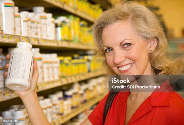 Gesundheitsbewusste Shopper Die Vitaminflasche Im Store Stockfoto und mehr Bilder von 60-69 Jahre