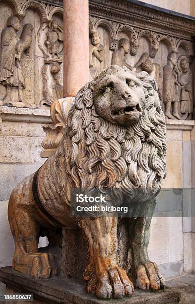 モデナ大聖堂ライオンの像とリリーフ Wiligelmus - イタリアのストックフォトや画像を多数ご用意 - イタリア, イタリア文化, カトリック