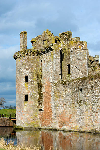 遺跡、古い歴史的なスコットランド風の城 - caerlaverock ストックフォトと画像