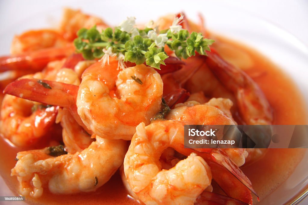 Shrimps in Knoblauch-sauce mit Tomaten und Basilikum-Blumen - Lizenzfrei Basilikum Stock-Foto