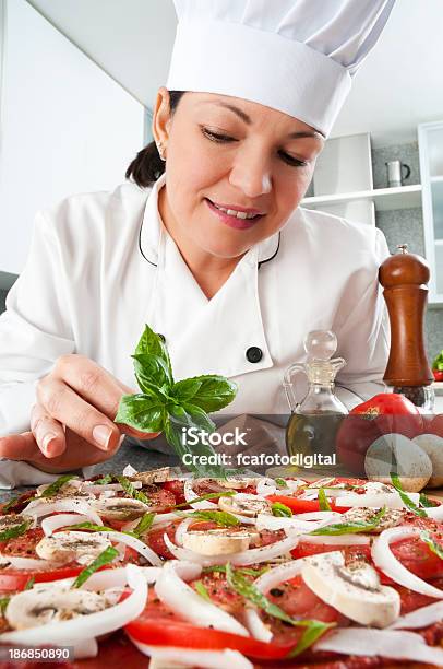 Chef Preparar Las Pizzas Foto de stock y más banco de imágenes de 30-34 años - 30-34 años, Adulto, Adulto de mediana edad