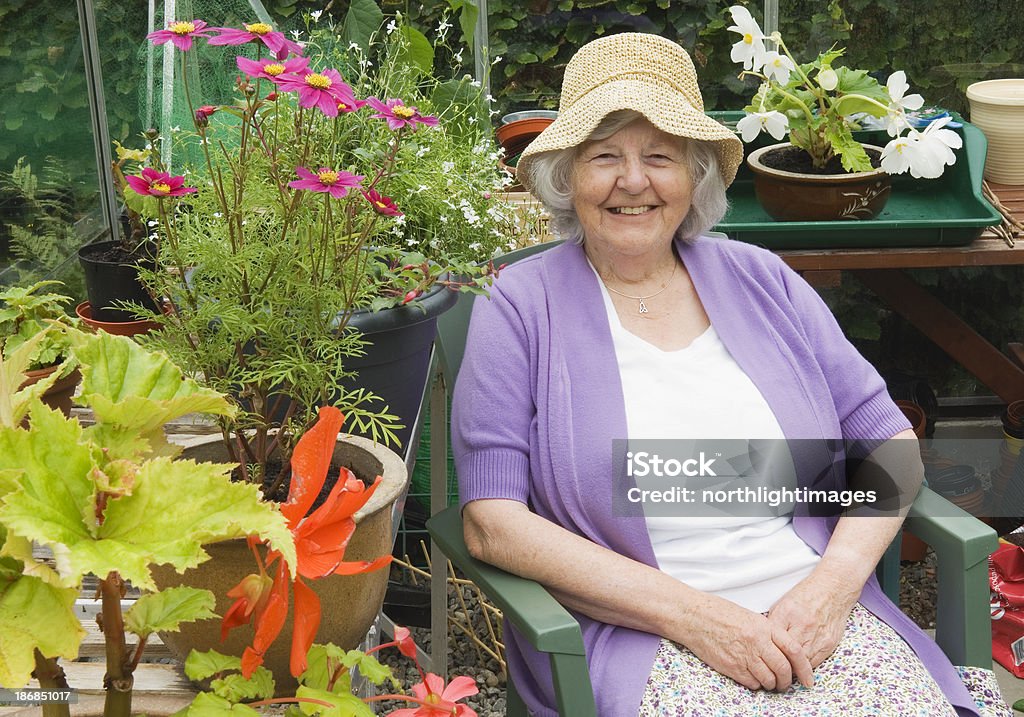 高齢者の女性の温室 - シニア世代のロイヤリティフリーストックフォト
