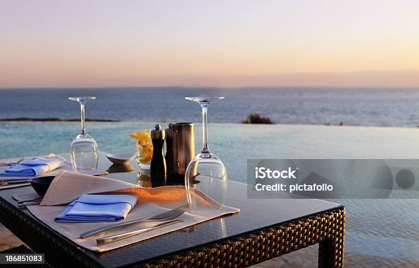 Cena Romántica En La Playa Foto de stock y más banco de imágenes de Restaurante - Restaurante, Playa, Mar