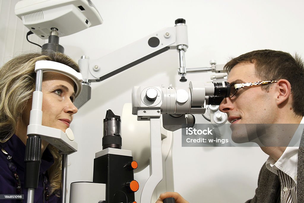 Optometrista no trabalho - Foto de stock de Mulheres royalty-free