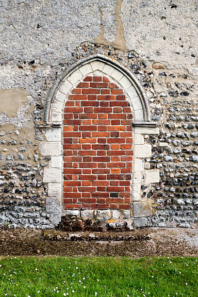 bricked-up de porta medieval - built structure church flint stone imagens e fotografias de stock