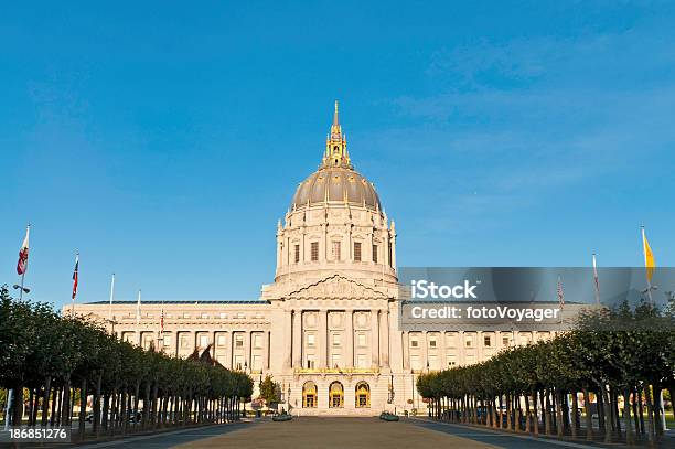 Photo libre de droit de City Hall Monumental Dôme Doré Du Lever Du Soleil De San Francisco En Californie banque d'images et plus d'images libres de droit de Architecture