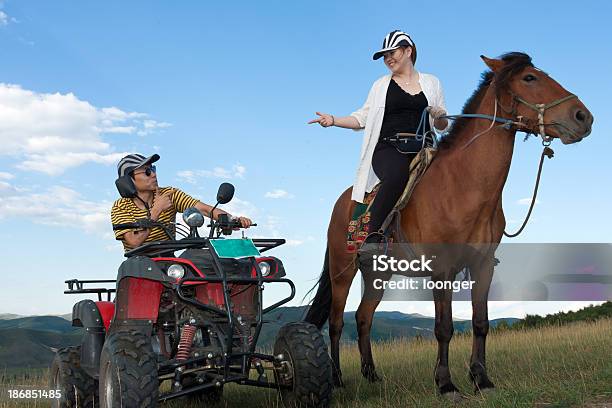 Alto Y Bajo Contraste Foto de stock y más banco de imágenes de Caballo - Familia del caballo - Caballo - Familia del caballo, Motocicleta, 30-34 años