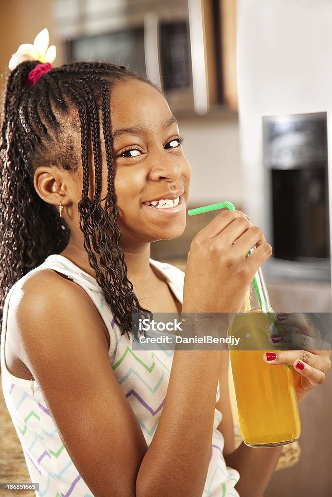 Jeune fille boire Soda - Photo de 10-11 ans libre de droits