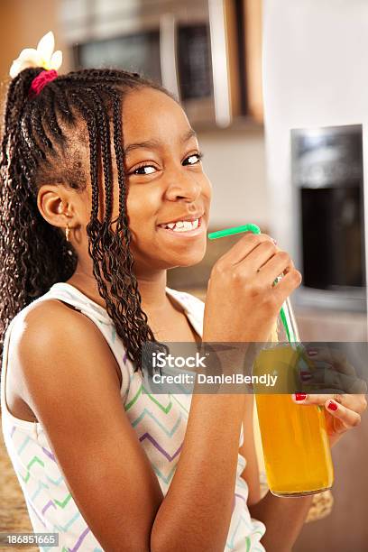 Foto de Jovem Beber Água Gaseificada e mais fotos de stock de 10-11 Anos - 10-11 Anos, Bebida, Cabelo com trancinhas