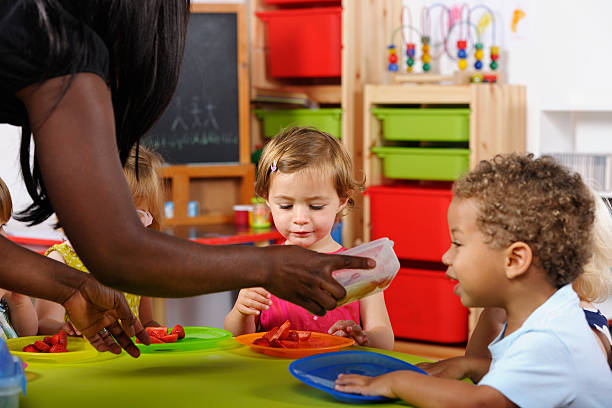 toddler entusiasta di ricevere più cibo in camera dei bambini - baby1 foto e immagini stock