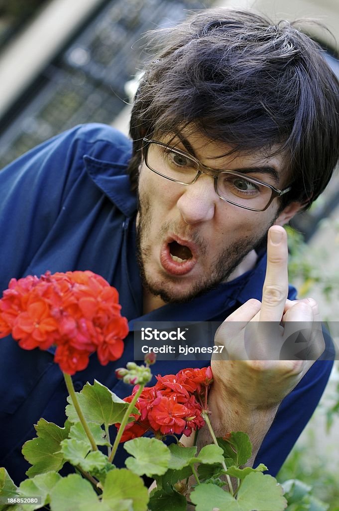 Junger Mann gibt dem nahen kleine Geste, Blume - Lizenzfrei Männer Stock-Foto