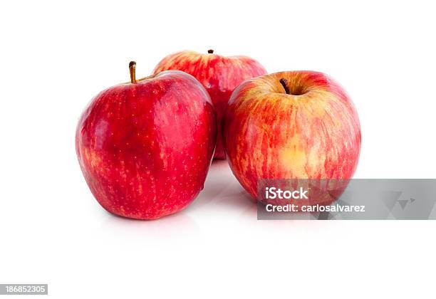 Tres Rojo Manzanas Foto de stock y más banco de imágenes de Alimento - Alimento, Brillante, Color vibrante