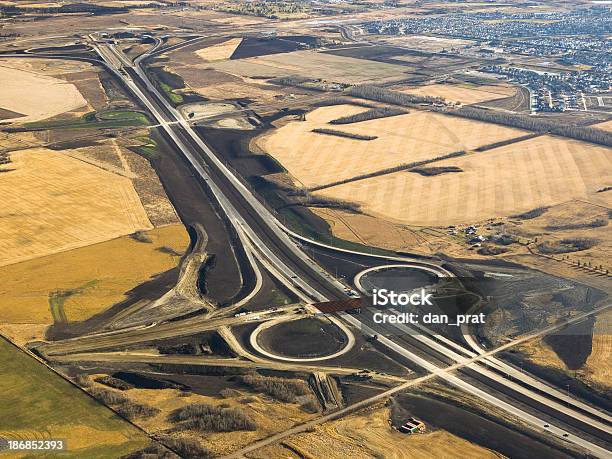 La Construcción De La Autopista Foto de stock y más banco de imágenes de Construcción de carretera - Construcción de carretera, Desarrollo, Industria