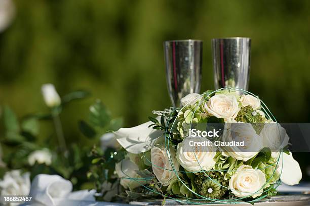 Foto de Buquê De Flores e mais fotos de stock de Arranjo - Arranjo, Bouquet, Caneca