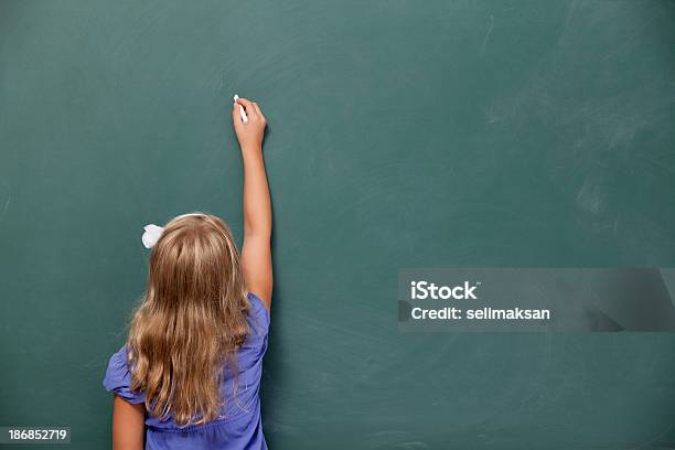 Rückansicht Von Mädchen Schreiben Auf Leere Tafel Stockfoto und mehr Bilder von Beginn des Schuljahres - Beginn des Schuljahres, Schreibtafel, Grün