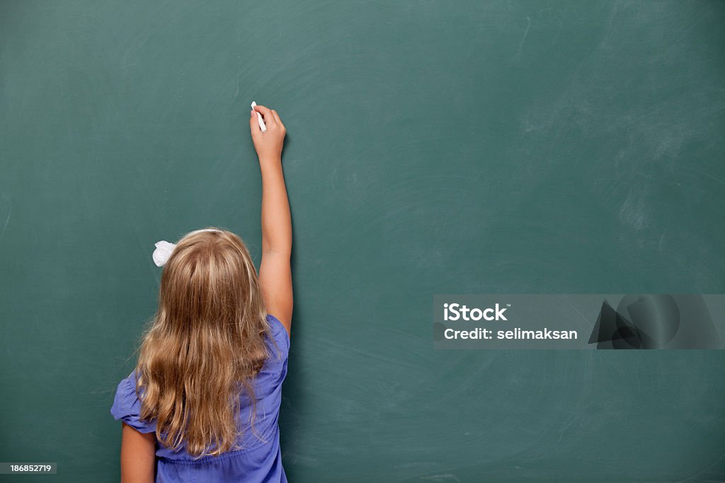 バックの小さな女の子書き込みに空白黒板 - 新学期のロイヤリティフリーストックフォト