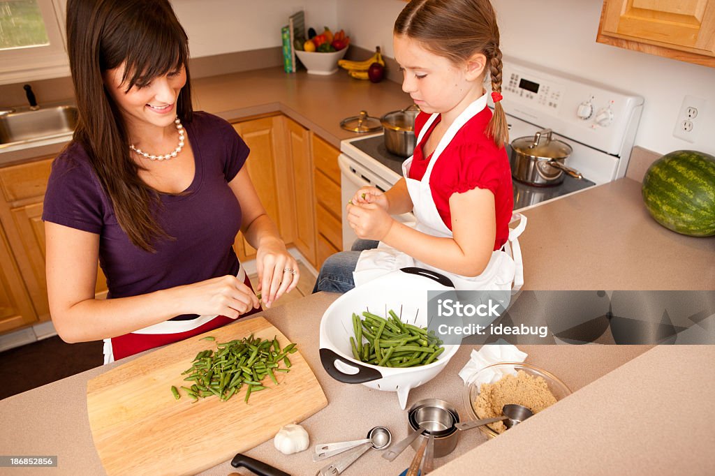 幸せな母娘の写真でその豆のキッチン - 20代のロイヤリティフリーストックフォト