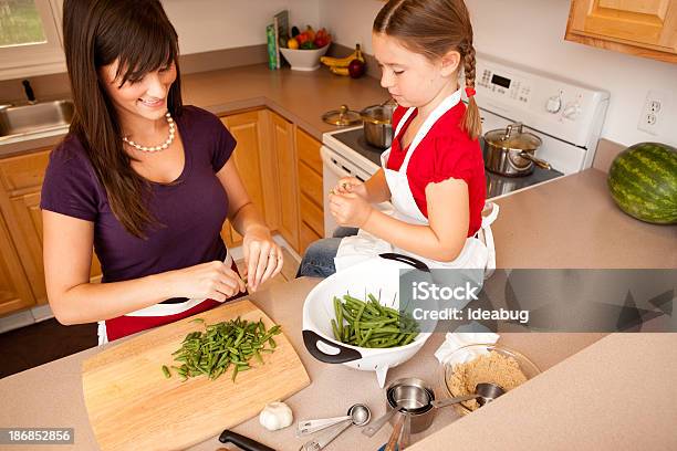 幸せな母娘の写真でその豆のキッチン - 20代のストックフォトや画像を多数ご用意 - 20代, 25-29歳, 2人