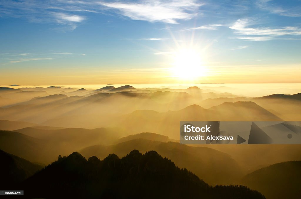 Закат на горы - Стоковые фото Атмосфера - Понятия роялти-фри