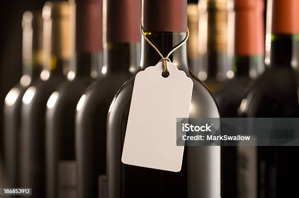 Bottiglie Ed Etichette Di Vino - Fotografie stock e altre immagini di Etichetta - Etichetta, Vino, Bottiglia