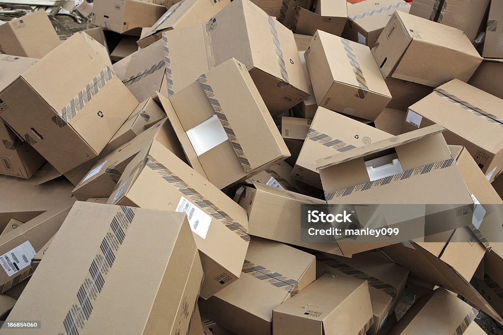 Caixas de papelão no aterro - Foto de stock de Caixa - Recipiente royalty-free