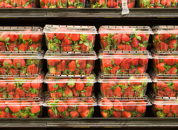 fresa en supermercado estante - farmers market fruit market berry fruit fotografías e imágenes de stock