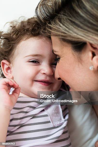 Süßes Babymädchen Mit Mutter Stockfoto und mehr Bilder von 25-29 Jahre - 25-29 Jahre, Baby, Berühren