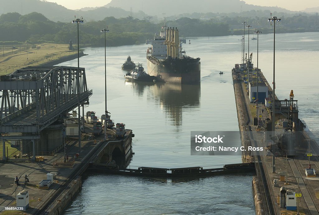 Bateau Remorqueur Guides industriel dans le Canal de Panama et serrure - Photo de Canal de Panama libre de droits