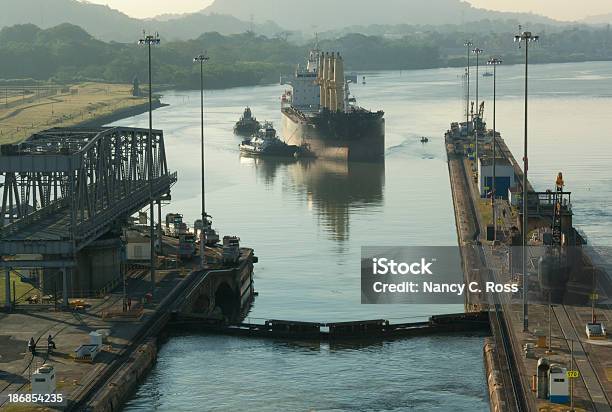 Photo libre de droit de Bateau Remorqueur Guides Industriel Dans Le Canal De Panama Et Serrure banque d'images et plus d'images libres de droit de Canal de Panama