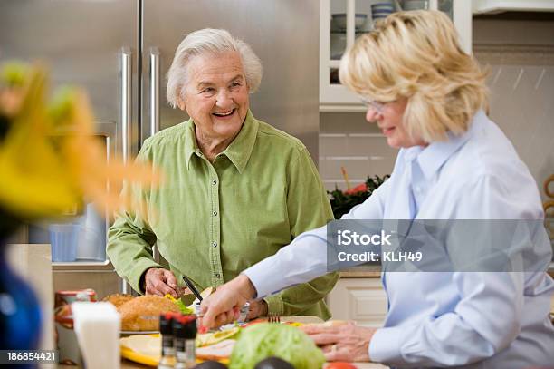 Uśmiech Starszy Dama Z Przyjacielem W Kuchni - zdjęcia stockowe i więcej obrazów Gotować - Gotować, Senior, 70-79 lat