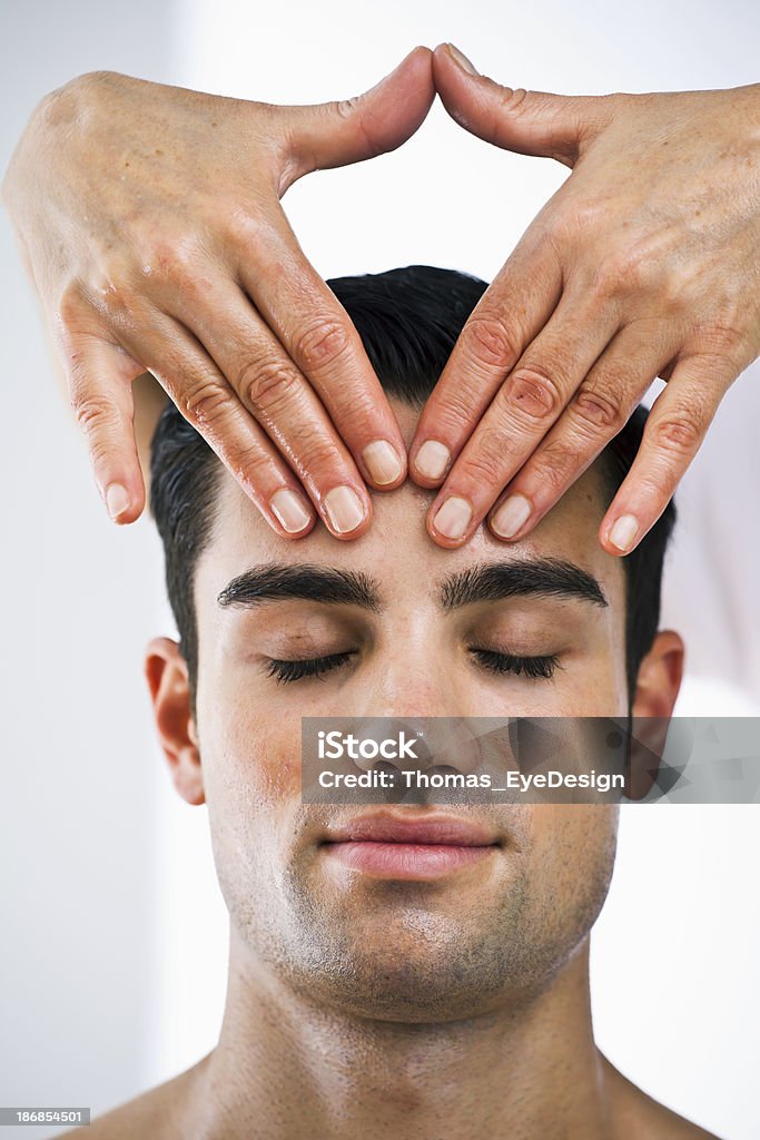 Bel homme reçoit un massage de la tête un thérapeute - Photo de Adulte libre de droits