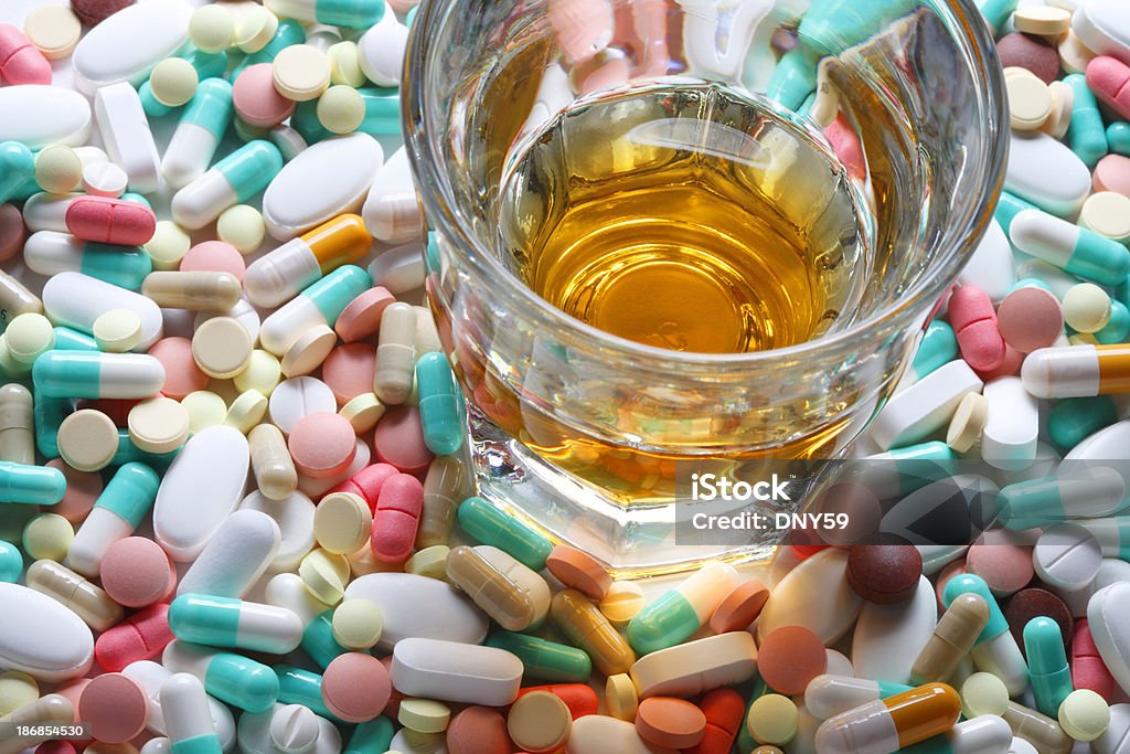 Alcool et les médicaments de Prescription - Photo de Médicament libre de droits