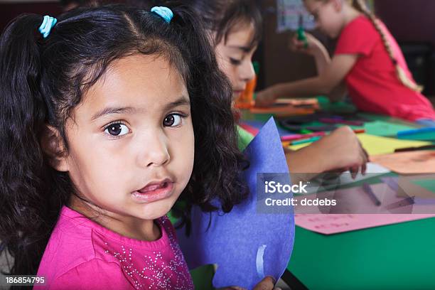 Drei Kinder Die An Kunsthandwerk In Der Schule Stockfoto und mehr Bilder von Bildung - Bildung, Kind, 4-5 Jahre