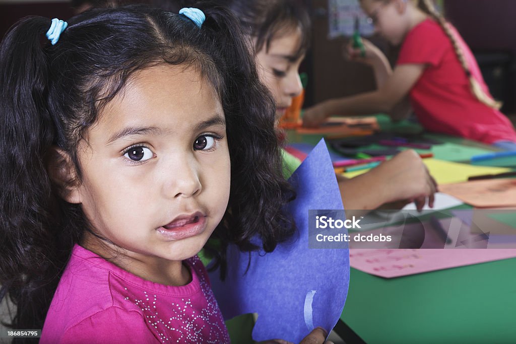 Tre bambini che lavorano su oggetti a scuola - Foto stock royalty-free di Bambino