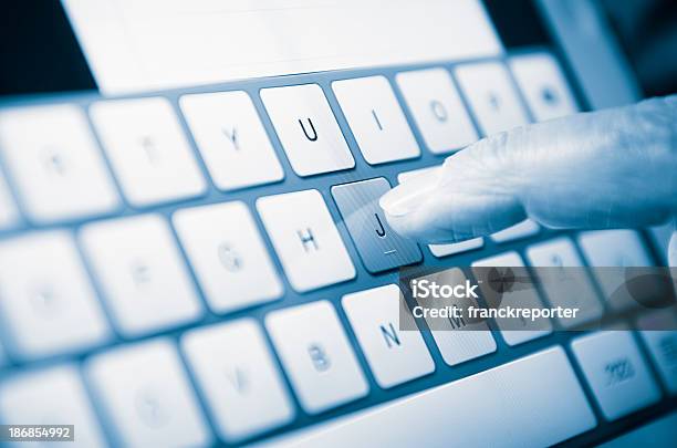 Mano Tocando La Pantalla De Una Tableta Digital Foto de stock y más banco de imágenes de Azul - Azul, Dedo humano, Fotografía - Imágenes