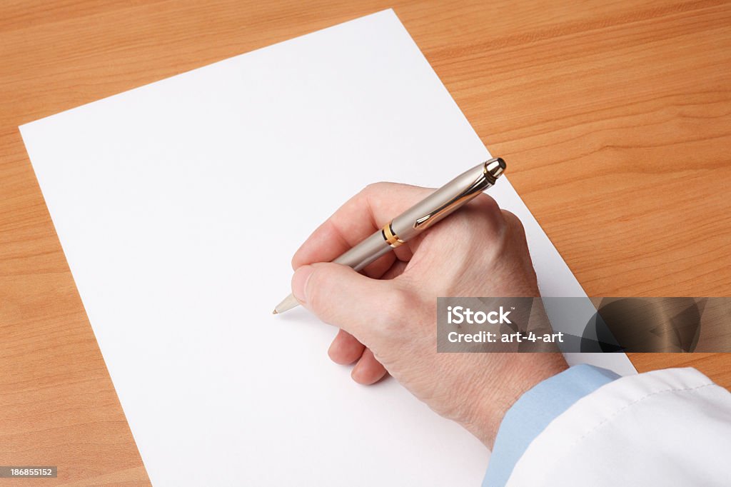 Do médico mão escrevendo em folha de papel em branco - Foto de stock de Doutor royalty-free