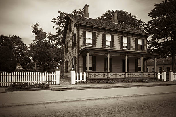 istock Old Fashion House 186855157