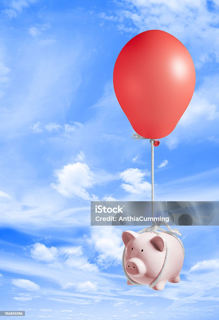 Alcancía lifted up inflated en cielo de globo aerostático - Foto de stock de Hucha cerdito libre de derechos