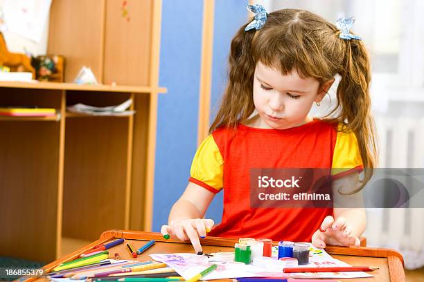 Menina Pintura - Fotografias de stock e mais imagens de 4-5 Anos - 4-5 Anos, 6-7 Anos, Alegria