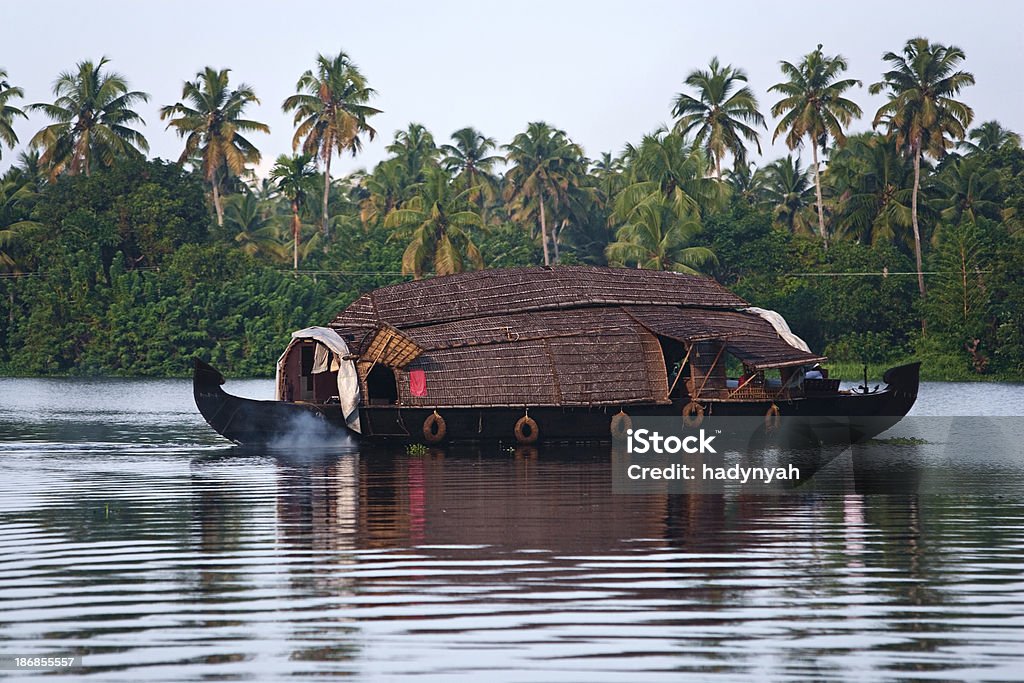 Дом лодке - Стоковые фото Азиатского и индийского происхождения роялти-фри