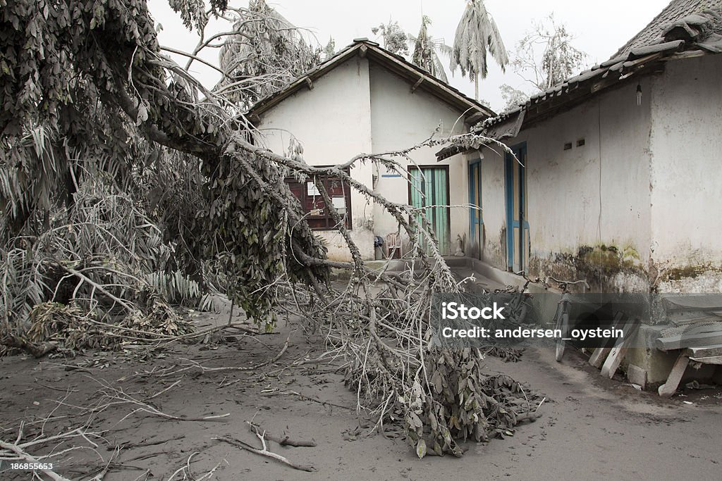 Impactos en casas causada por volcán ash, Indonesia. - Foto de stock de Accidentes y desastres libre de derechos