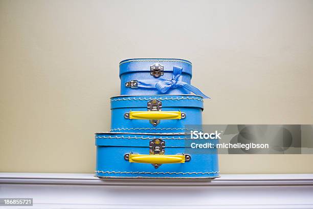 Stapel Von Kleinen Koffer Stockfoto und mehr Bilder von Drei Gegenstände - Drei Gegenstände, Stapeln, Koffer