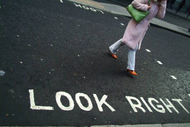 presque tué de londres sur la droite. - pedestrian accident england street photos et images de collection