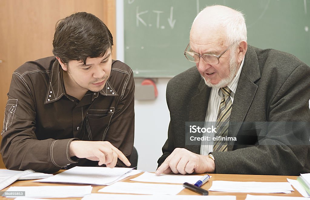 Senior professeur concerne un problème avec un client - Photo de Enseignant libre de droits