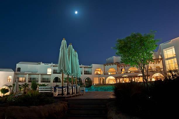 el hotel resort en la noche - tourist resort apartment swimming pool caribbean fotografías e imágenes de stock