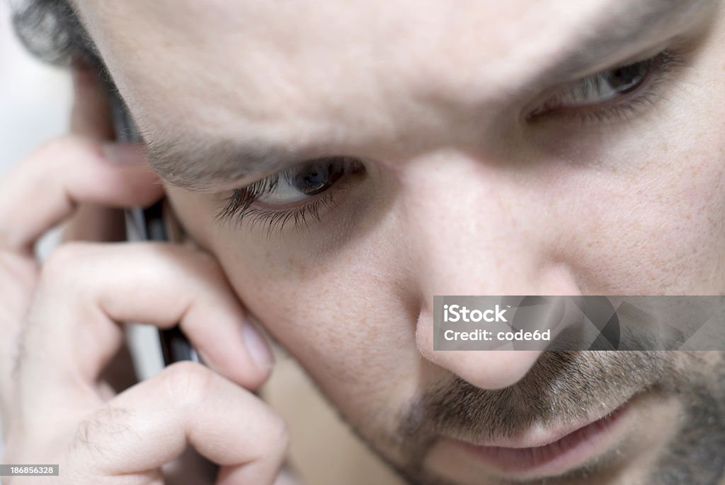 Homem barbudo em ligações telefônicas, close-up, Retrato olhando preocupado - Foto de stock de 20-24 Anos royalty-free