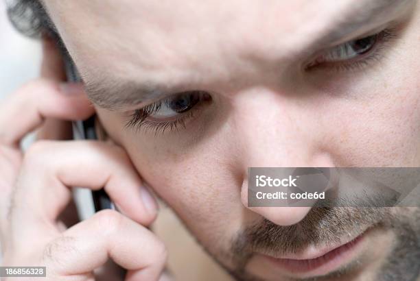 Foto de Homem Barbudo Em Ligações Telefônicas Closeup Retrato Olhando Preocupado e mais fotos de stock de 20-24 Anos