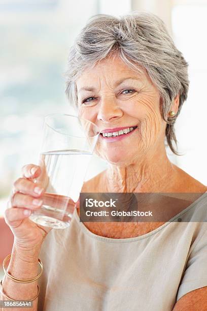 Starszy Kobieta Wody Pitnej - zdjęcia stockowe i więcej obrazów Woda - Woda, Pić, Dojrzałe kobiety